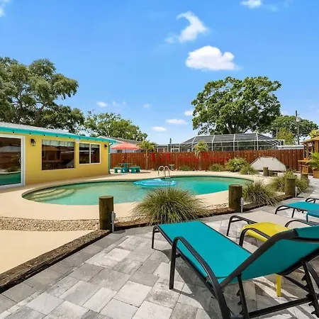 Pool - Hot Tub - E-Bikes - Gym - Near Beach - Family Home